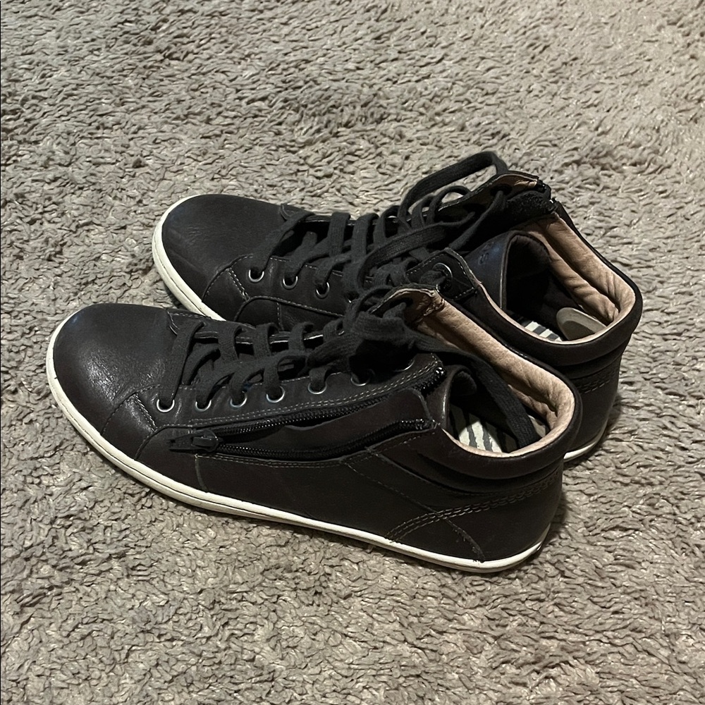 Taos Footwear Black High-Top Sneakers